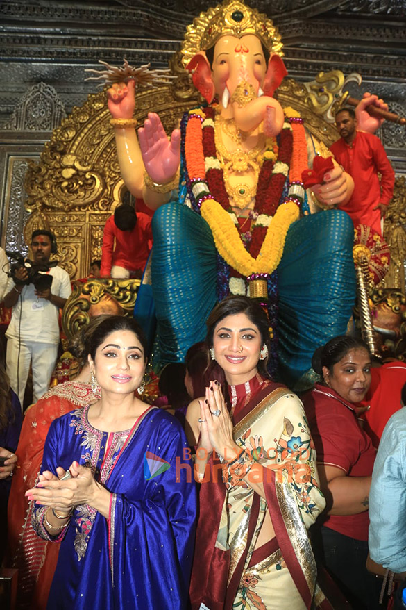 photos shilpa shetty and shamita shetty snapped at lalbaugcha raja 5