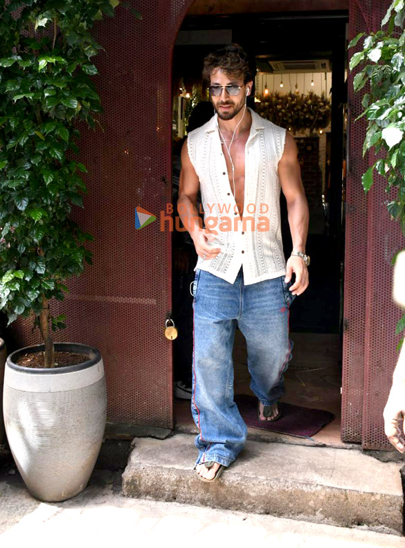 Photos: Tiger Shroff and Esha Gupta snapped at a salon in Bandra Photos: Tiger Shroff and Esha Gupta snapped at a salon in Bandra