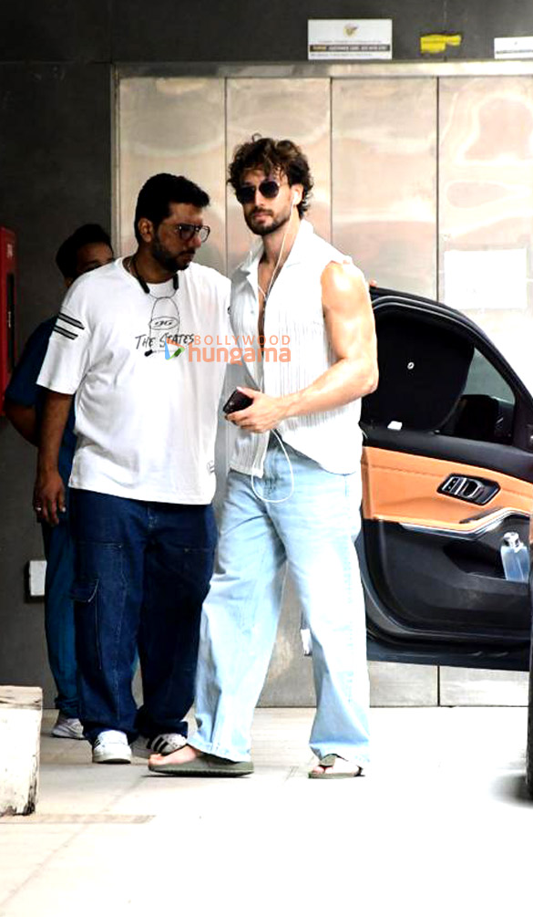 photos tiger shroff snapped outside the gym in bandra 3 3