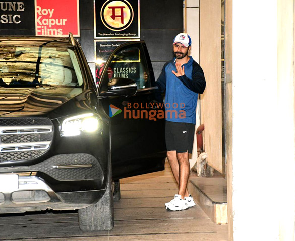 Photos: Varun Dhawan snapped outside a gym in Khar Photos: Varun Dhawan snapped outside a gym in Khar