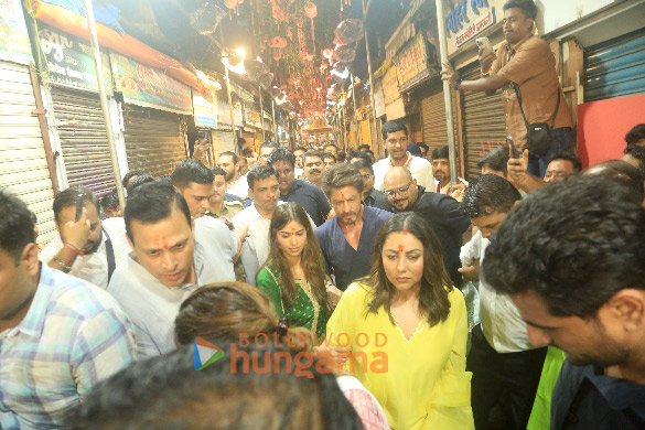 shah rukh khan and family parineeti chopra and anant ambani snapped at lalbaugcha raja 1