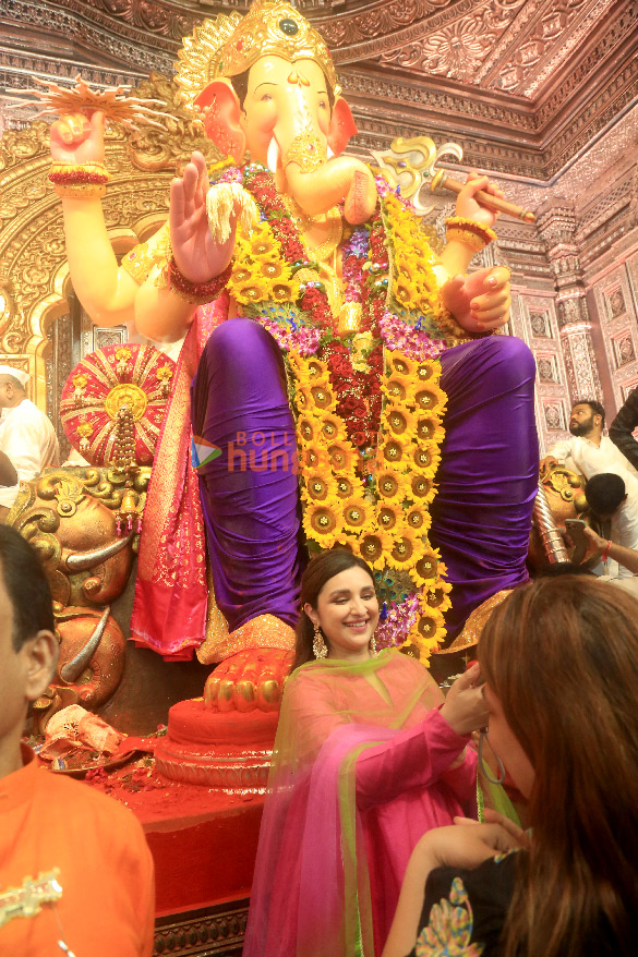 shah rukh khan and family parineeti chopra and anant ambani snapped at lalbaugcha raja 2