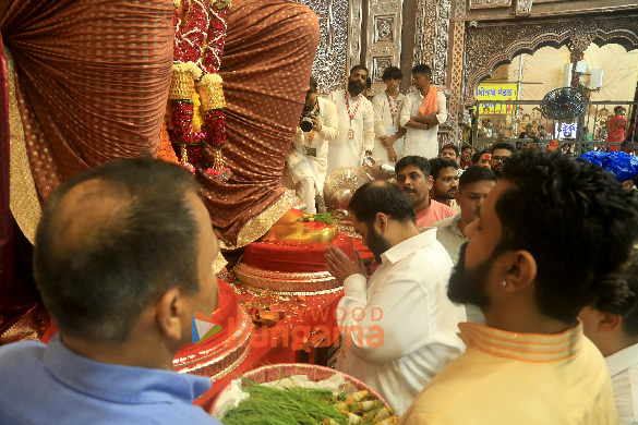 shah rukh khan and family parineeti chopra and anant ambani snapped at lalbaugcha raja 3