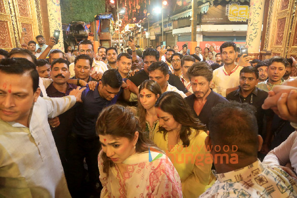 shah rukh khan and family parineeti chopra and anant ambani snapped at lalbaugcha raja 7