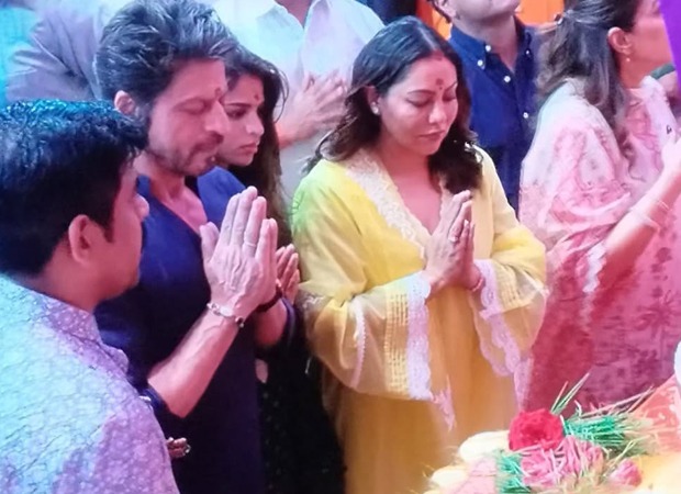 Shah Rukh Khan seeks blessings at Lalbaugcha Raja with Gauri and Suhana; fans go wild over family’s ethnic look : Bollywood News Shah Rukh Khan seeks blessings at Lalbaugcha Raja with Gauri and Suhana; fans go wild over family’s ethnic look : Bollywood News