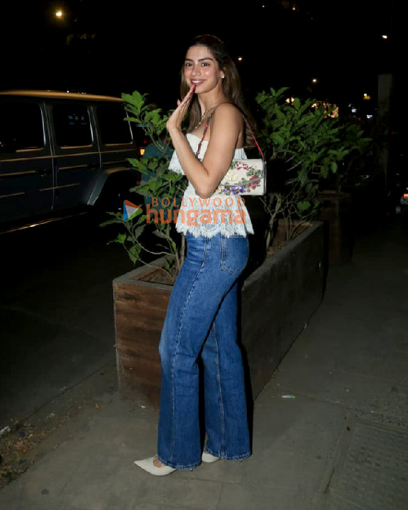 photos khushi kapoor snapped outside a restaurant in bandra 1