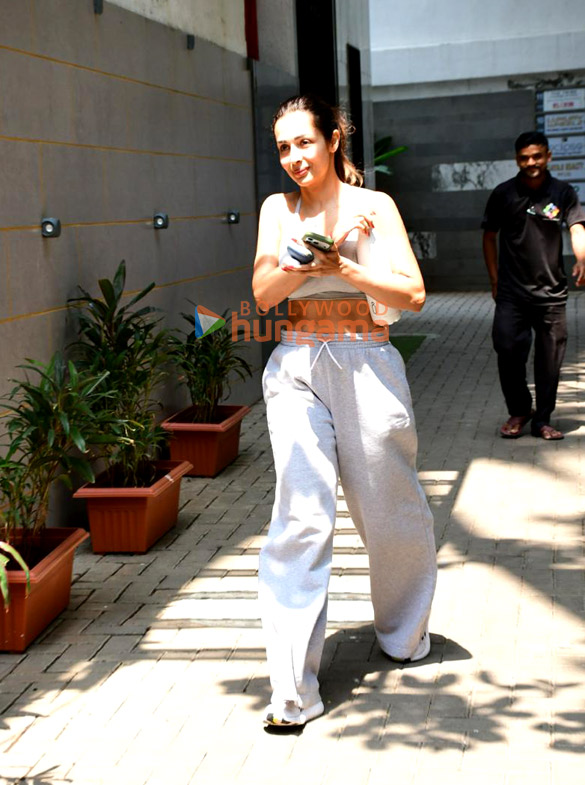 photos malaika arora snapped outside a gym in santacruz 3 2