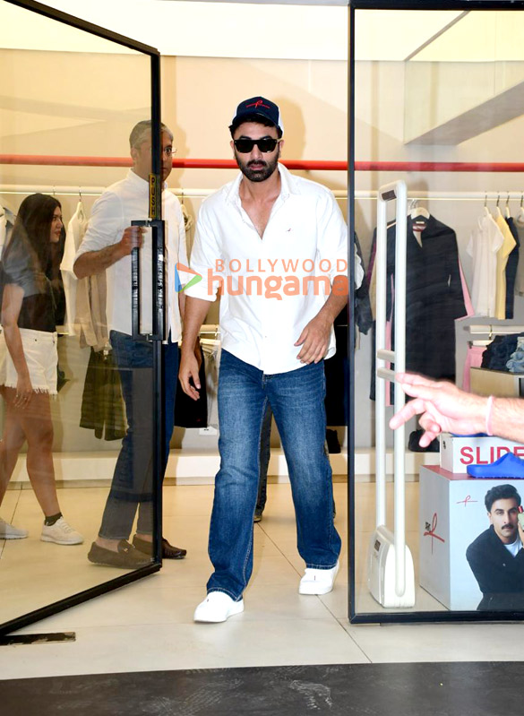 photos ranbir kapoor snapped outside a store in bandra 1