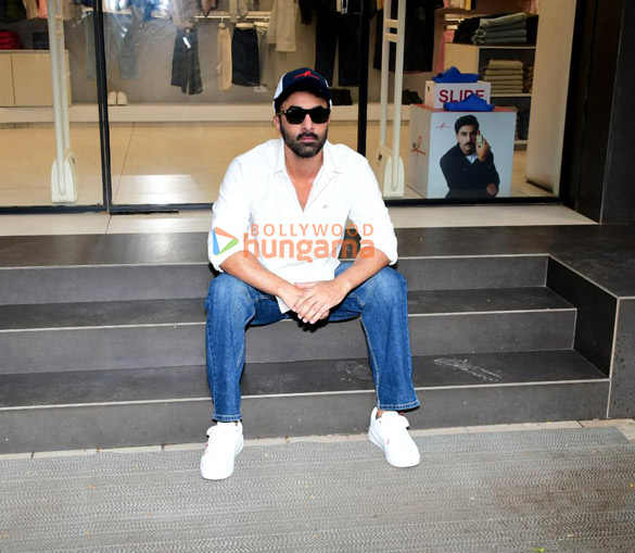 photos ranbir kapoor snapped outside a store in bandra 2