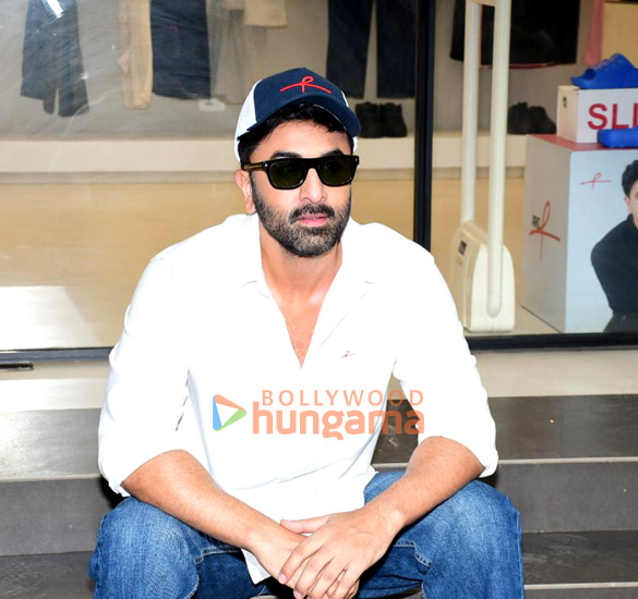 photos ranbir kapoor snapped outside a store in bandra 4
