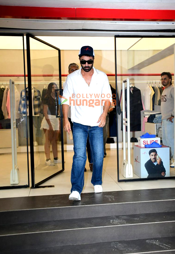 photos ranbir kapoor snapped outside a store in bandra 5