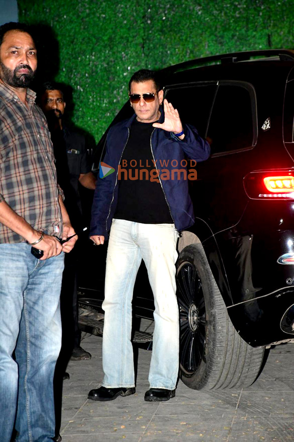photos salman khan and iulia vantur snapped at kalina airport 4