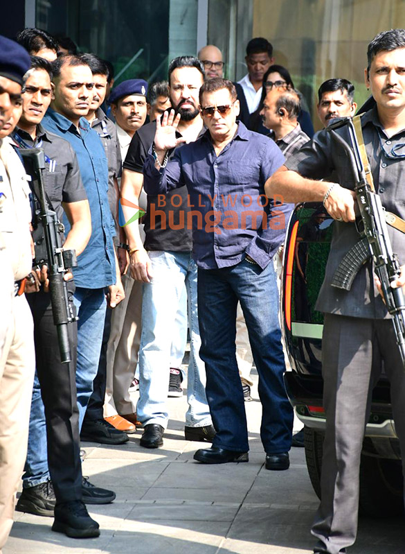 photos salman khan spotted at kalini airport 5