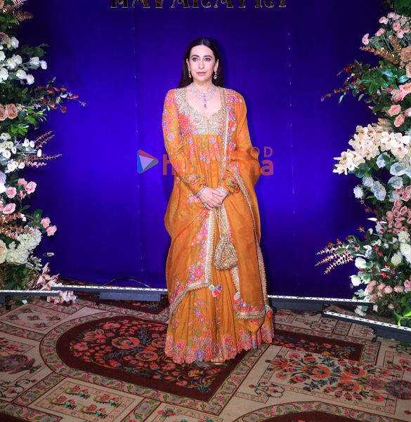 photos sara ali khan saif ali khan bobby deol malaika arora and others snapped at kalyan jewellers navratri celebrations 5