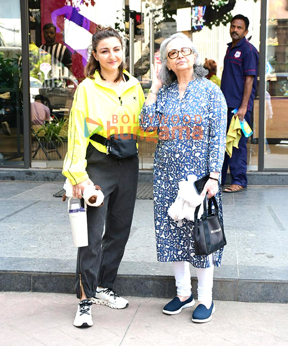 photos soha ali khan and sharmila tagore spotted at clinic in bandra 2